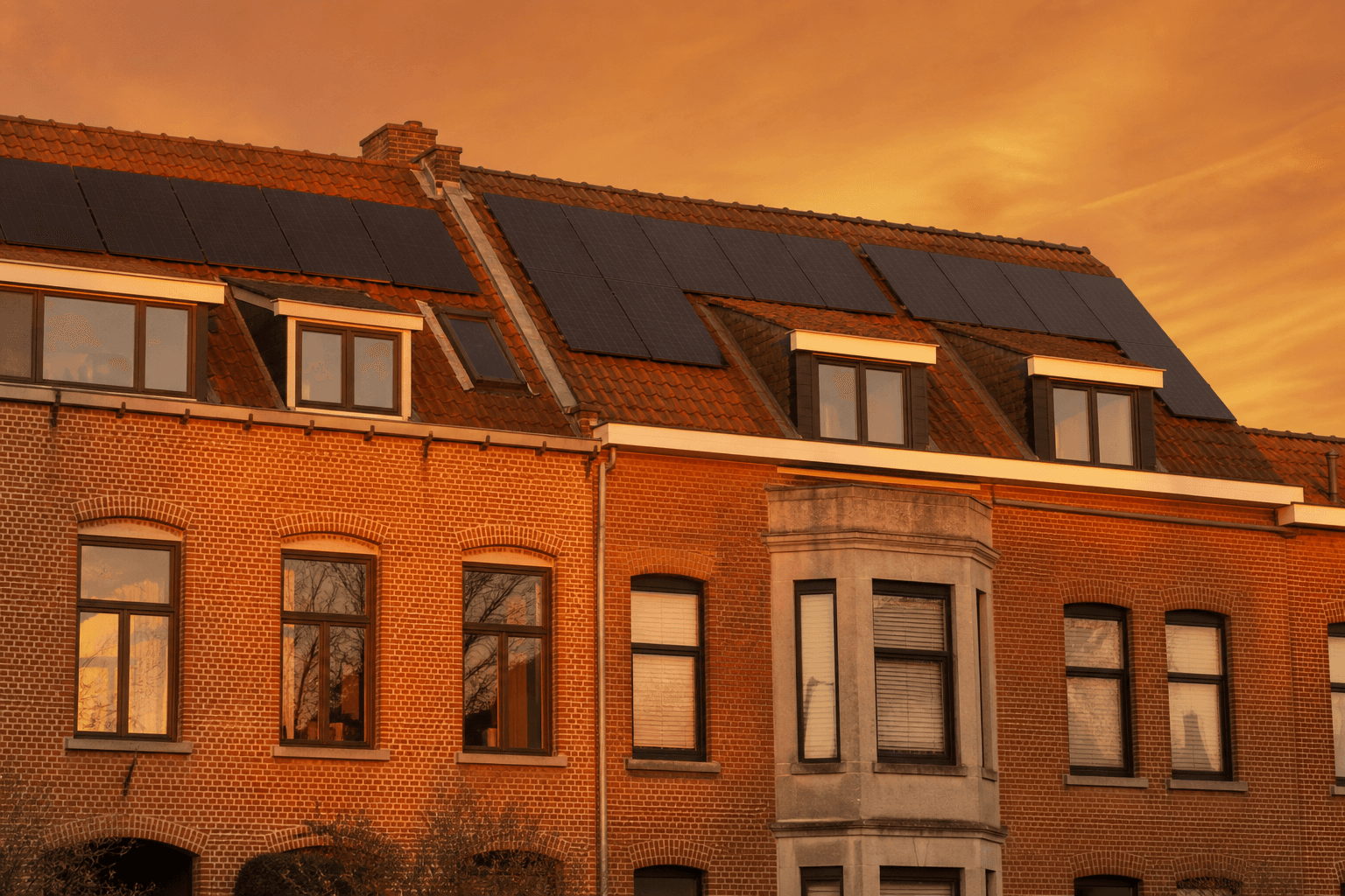 Bakstenen woning met zonnepanelen in laat daglicht